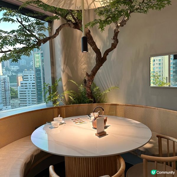 主打新派浙江菜的綠茶餐廳開左係銅鑼灣希慎廣場,裝修古色古香,...