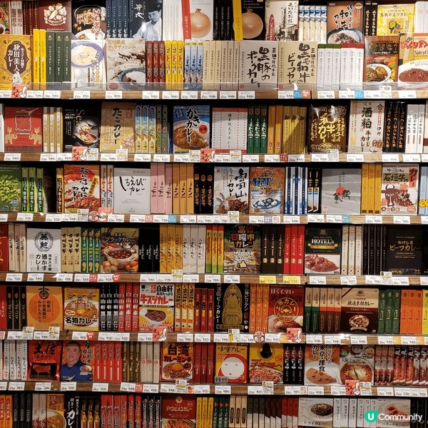 很美的書店，內有cafe，而且咖哩有幾十款，放在架上很像一本...