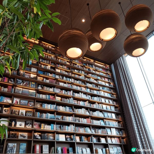 很美的書店，內有cafe，而且咖哩有幾十款，放在架上很像一本...