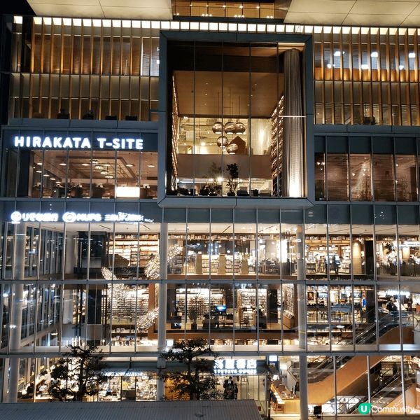 很美的書店，內有cafe，而且咖哩有幾十款，放在架上很像一本...