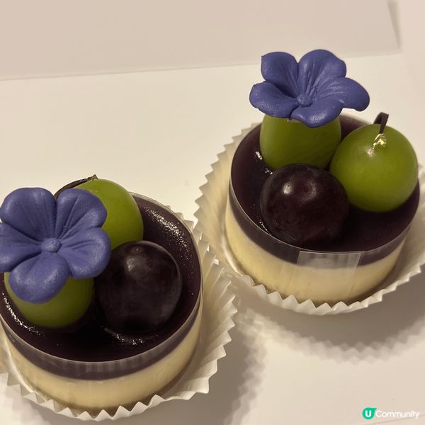 蛋糕精美，香印青提同巨峰提子搭配立體紫色朱古力花朵，非常吸睛...