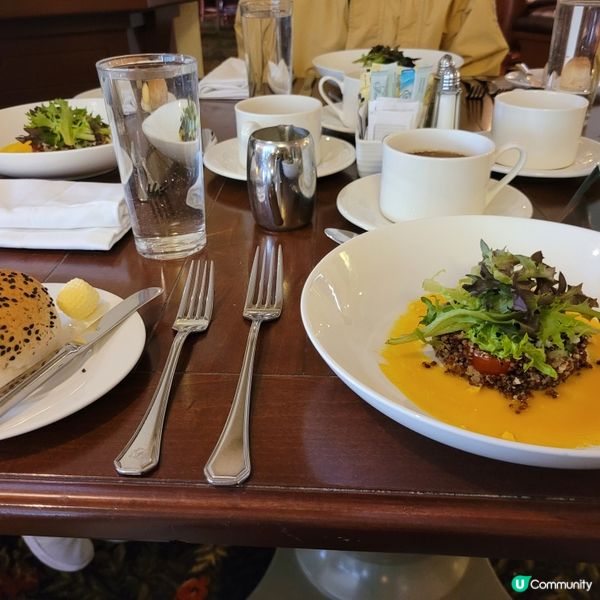 維多利亞式的古堡洒店，面對露易斯湖，撩動人心，享用午餐，超正