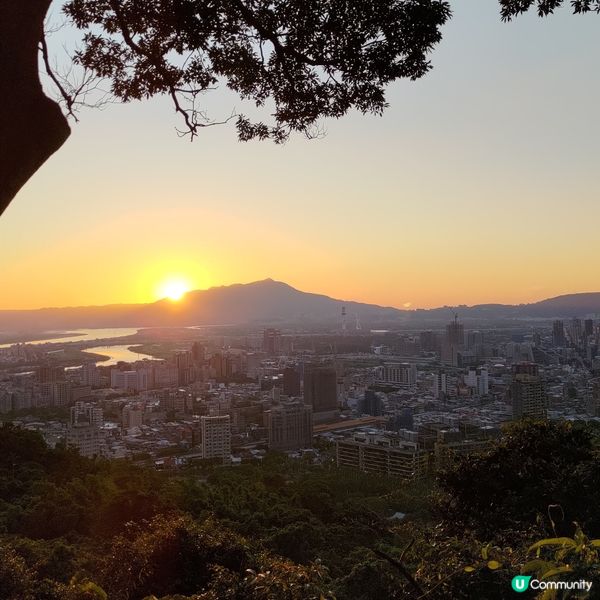 ## 台北浪漫打卡🌇  松山機場觀機平台✈️