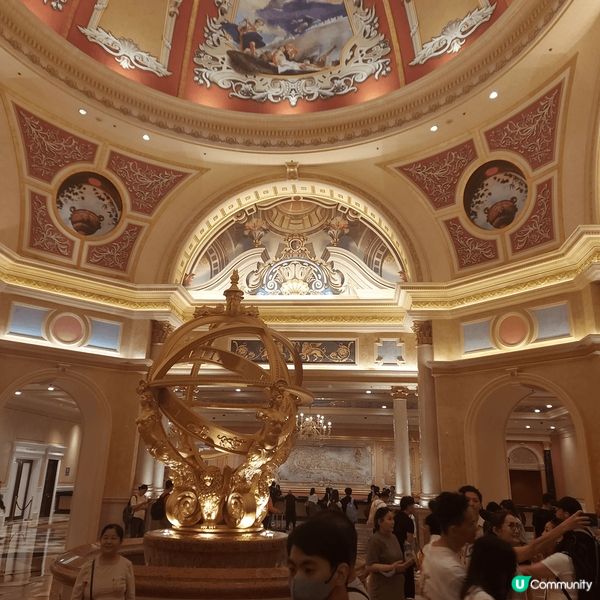 澳門威尼斯賭場正門，金碧輝煌，設計令人一種舒適的感覺。