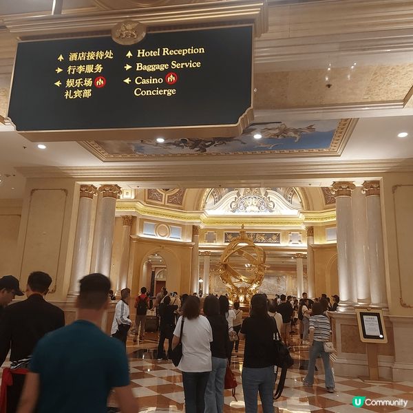 澳門威尼斯賭場正門，金碧輝煌，設計令人一種舒適的感覺。