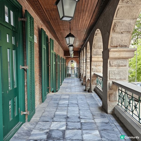 海洋公園難得見到美好的景象。另一張是西營盤高街前精神病院?景...