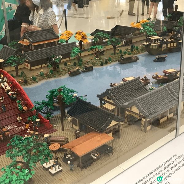 位於沙田新城市中心的中庭，最近展出了清明上河圖的LEGO模型...