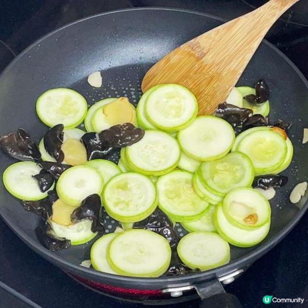 翠玉瓜雲耳炒魚鬆