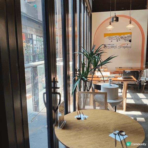 啟岸巷子位於土瓜灣同何文田地鐵站之間，雖然係位於新建私人屋苑...