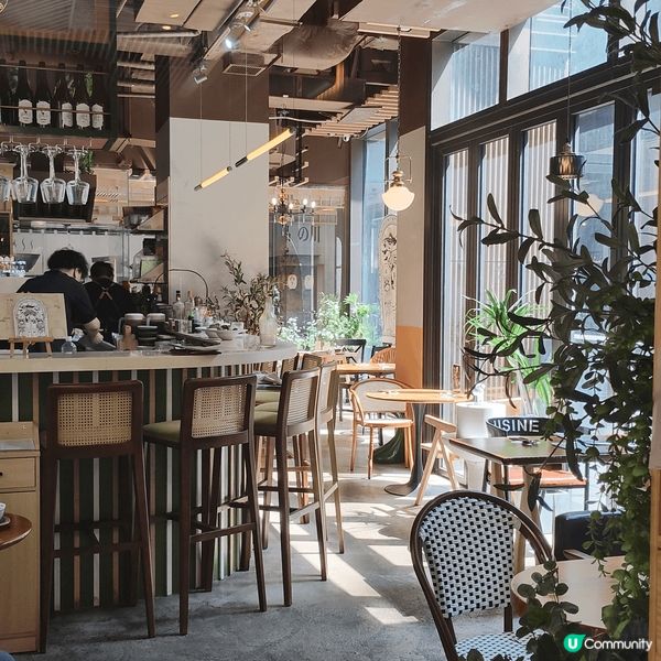 啟岸巷子位於土瓜灣同何文田地鐵站之間，雖然係位於新建私人屋苑...