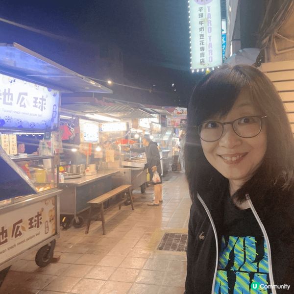 寧夏夜市的小食有很多選擇，不過我就偏偏喜歡地瓜球，尤其是加上...