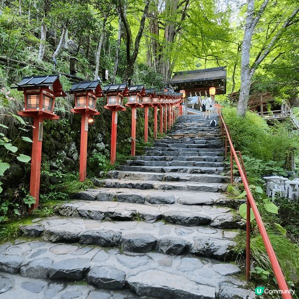 夏季的貴船神社實在非常漂亮，黃昏後的點燈帶點神秘和迷幻，旁邊...