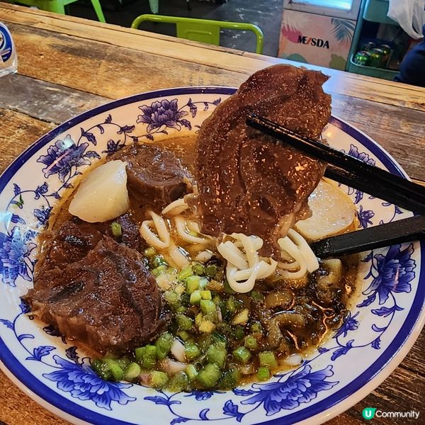 駱駝漆大廈美食探險 🍜  五月星牛肉麵，古早味台灣風味！