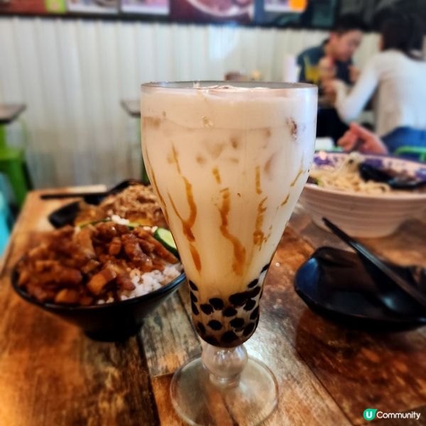 駱駝漆大廈美食探險 🍜  五月星牛肉麵，古早味台灣風味！