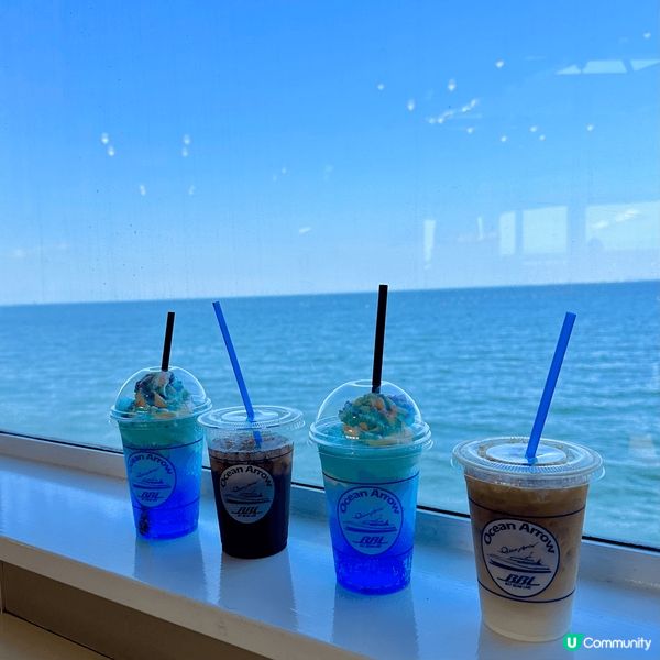 第一張照片是在尖沙咀一家頗有特色的西餐廳拍攝的，餐廳有露天位...