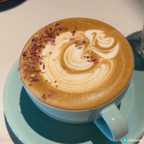 第一張照片是在尖沙咀一家頗有特色的西餐廳拍攝的，餐廳有露天位...