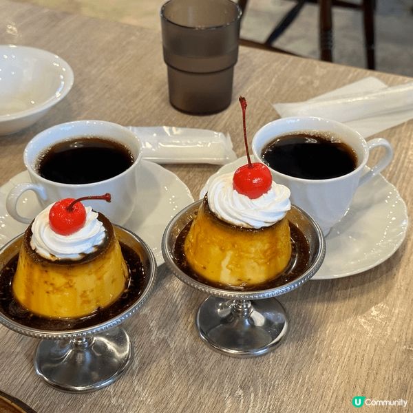 第一張照片是在尖沙咀一家頗有特色的西餐廳拍攝的，餐廳有露天位...