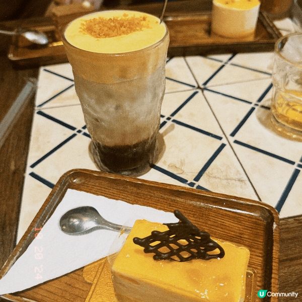 第一張照片是在尖沙咀一家頗有特色的西餐廳拍攝的，餐廳有露天位...