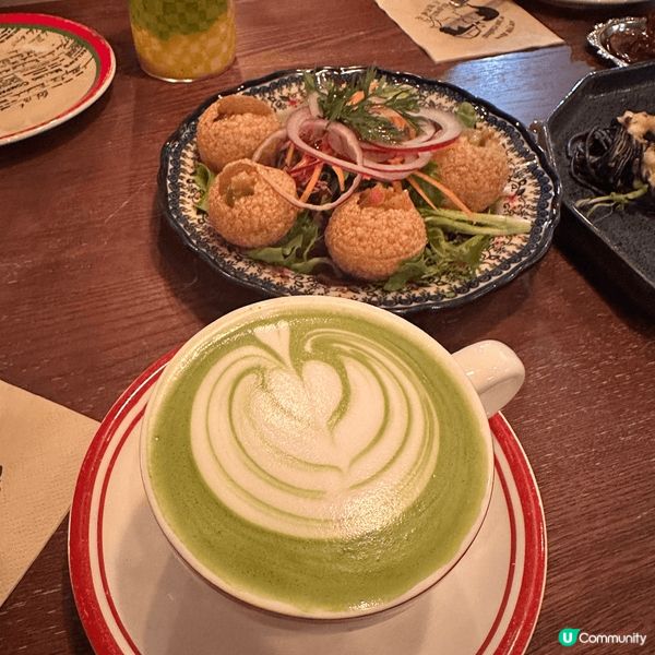 第一張照片是在尖沙咀一家頗有特色的西餐廳拍攝的，餐廳有露天位...