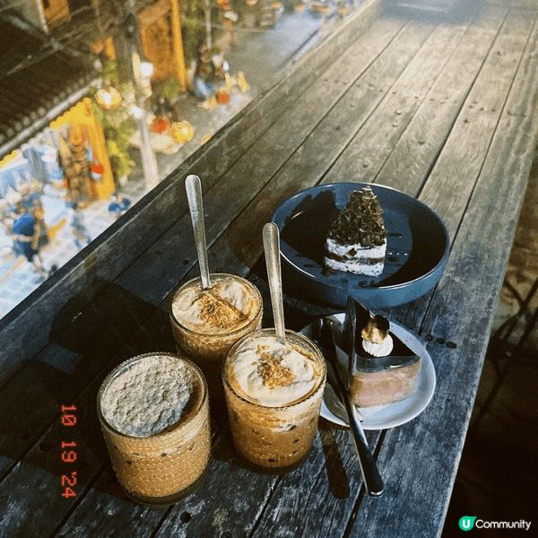 第一張照片是在尖沙咀一家頗有特色的西餐廳拍攝的，餐廳有露天位...