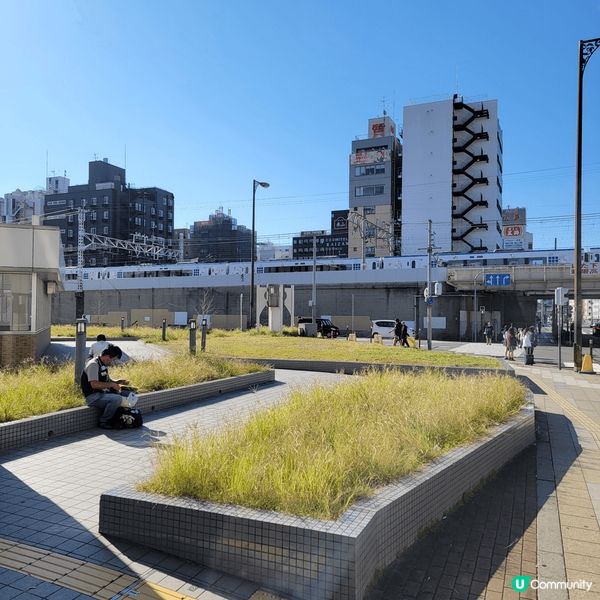 大阪觀光塔附近車站影大阪JR鐵路，無論特急或普通電車外型較特...