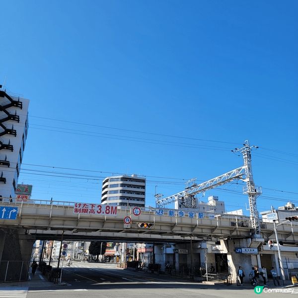 大阪觀光塔附近車站影大阪JR鐵路，無論特急或普通電車外型較特...