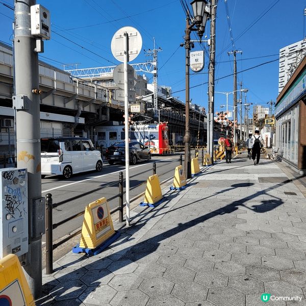 大阪觀光塔附近車站影大阪JR鐵路，無論特急或普通電車外型較特...