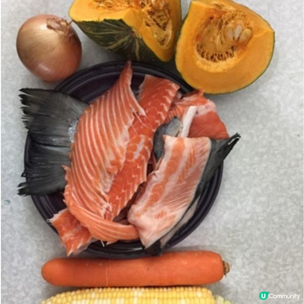 三文魚骨南瓜粟米紅蘿蔔湯

