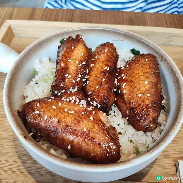 位於土瓜灣啟岸巷子內嘅茶閒裡，由兩位少女主理，環境舒適，好多...