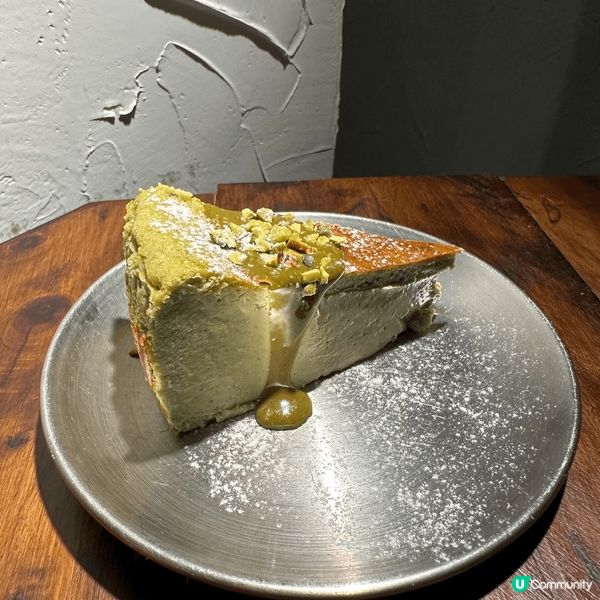 圖片上有兩款蛋糕，分別是開心果巴斯克及雲呢拿巴斯克蛋糕，來自...