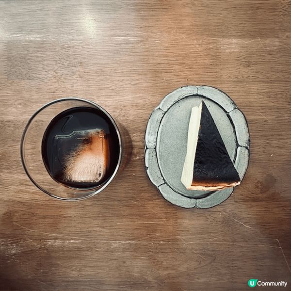 圖片上有兩款蛋糕，分別是開心果巴斯克及雲呢拿巴斯克蛋糕，來自...