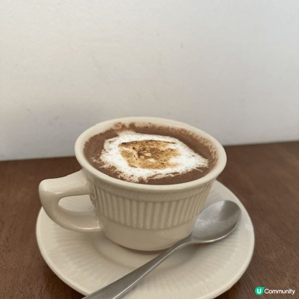 圖片上有兩款蛋糕，分別是開心果巴斯克及雲呢拿巴斯克蛋糕，來自...