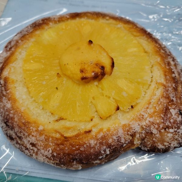 似椰絲波羅包，提子鬆餅似蛋糕，味道普通，正常