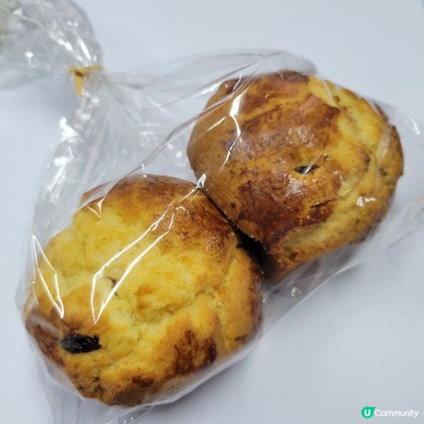 似椰絲波羅包，提子鬆餅似蛋糕，味道普通，正常