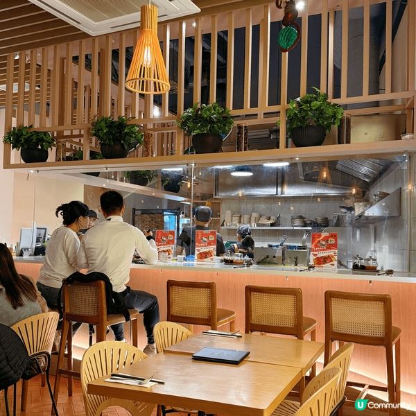 好鐘意依間小清新風嘅泰國餐廳🥰 臨近聖誕仲掛滿美侖美奐嘅裝飾...