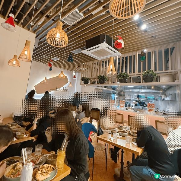 好鐘意依間小清新風嘅泰國餐廳🥰 臨近聖誕仲掛滿美侖美奐嘅裝飾...