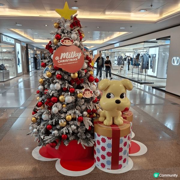 4米高的牛奶妹及牛奶仔聖誕樹，充滿俏皮魅力，非常吸晴，同場還...