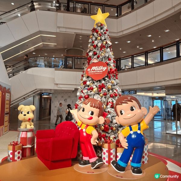 4米高的牛奶妹及牛奶仔聖誕樹，充滿俏皮魅力，非常吸晴，同場還...