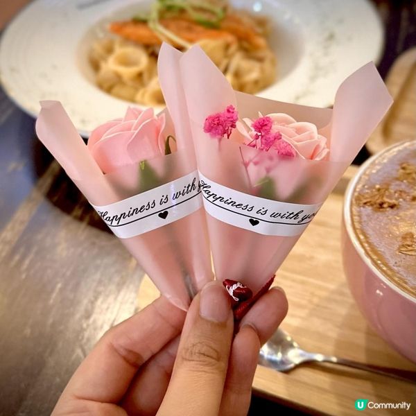 浪漫意境花海下的休閑西餐🌹