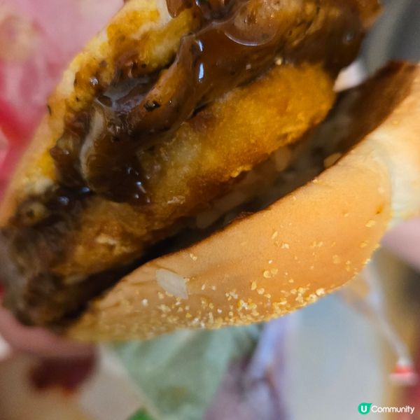 呢個黃金脆薯牛堡🐂唔太辣,嗰黑椒都幾惹味,加埋紅豆麻糬批都幾...