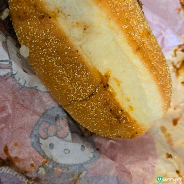 呢個黃金脆薯牛堡🐂唔太辣,嗰黑椒都幾惹味,加埋紅豆麻糬批都幾...