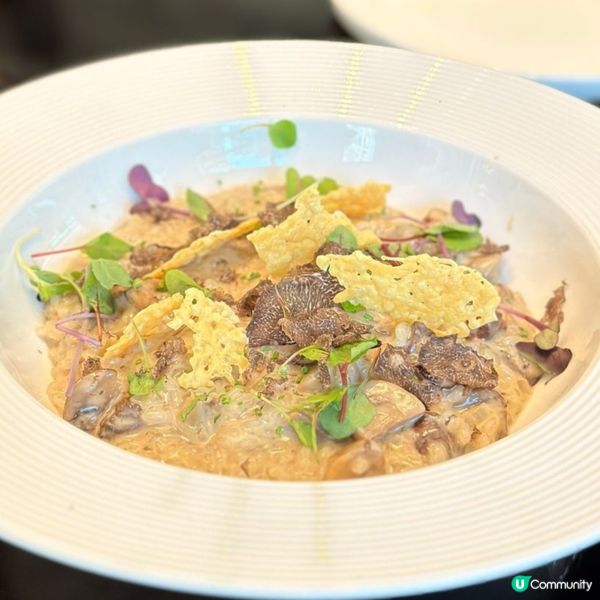 在朋友家的會所餐廳吃午餐,