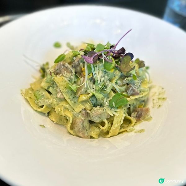 在朋友家的會所餐廳吃午餐,