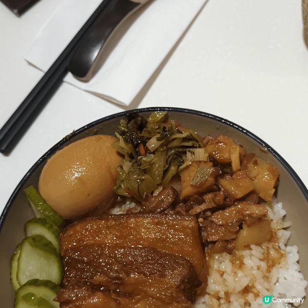 位於深水埗，地方簡約乾淨，一片滷肉配珍珠米飯，絕不油膩；仙草...