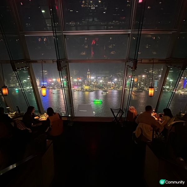 頂樓落地大玻璃．嘆180°維港夜景