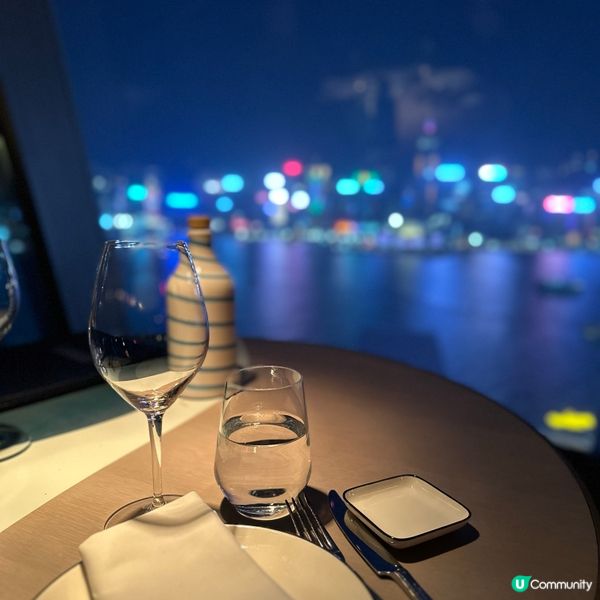 頂樓落地大玻璃．嘆180°維港夜景