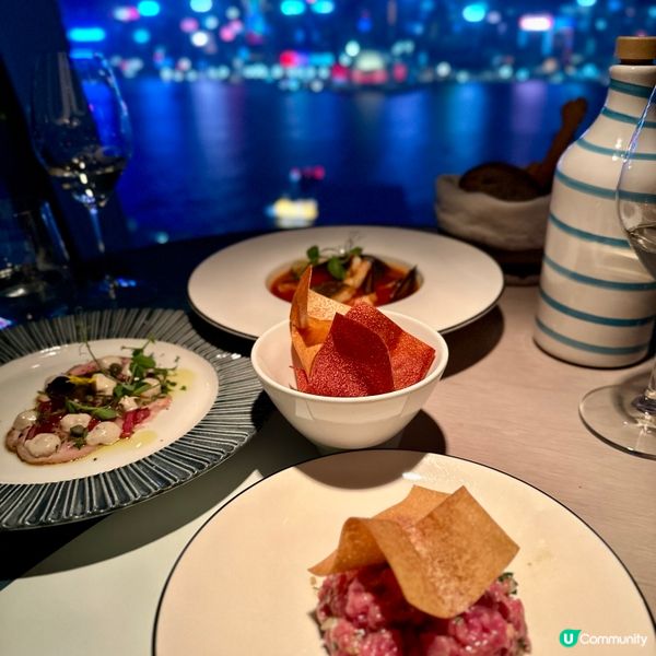 頂樓落地大玻璃．嘆180°維港夜景