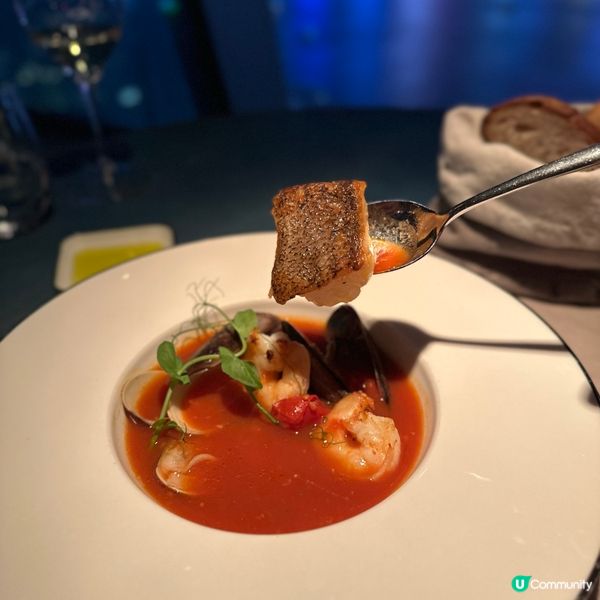 頂樓落地大玻璃．嘆180°維港夜景