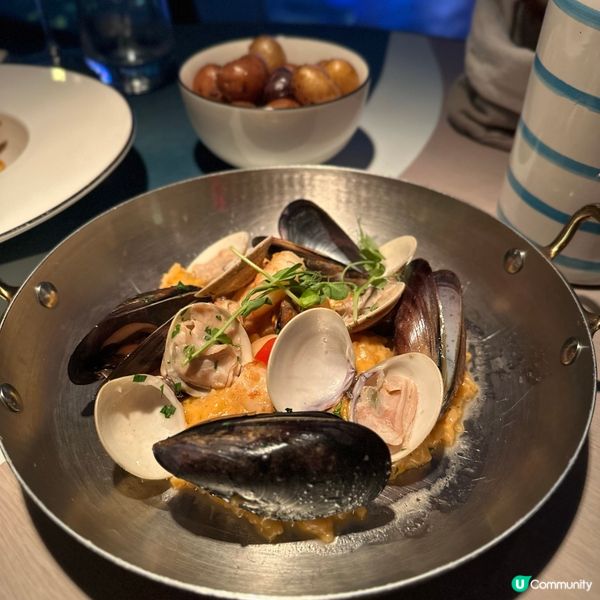 頂樓落地大玻璃．嘆180°維港夜景