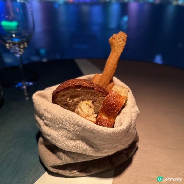 頂樓落地大玻璃．嘆180°維港夜景